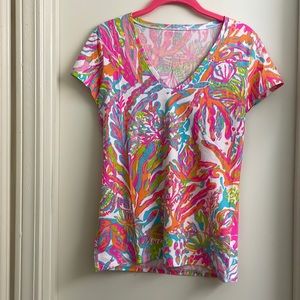 Lilly Pulitzer Michele V-neck tee in SCUBA to Cuba size small $20